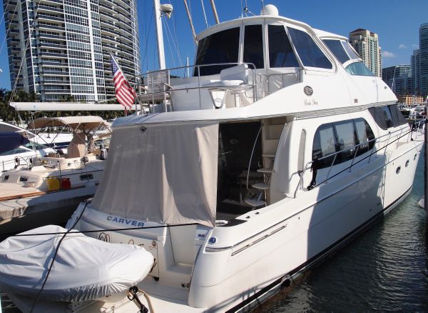 56' Carver Voyager Skylounge 2006 - BREAK AWAY